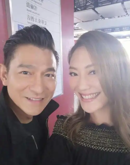 天王的魅力果然势不可挡女星跟刘德华合影瞬间化身小迷妹