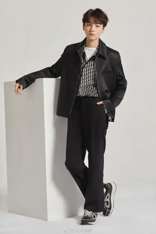 王俊凯新广告大片 西装衬衫 运动鞋 休闲又不失时尚