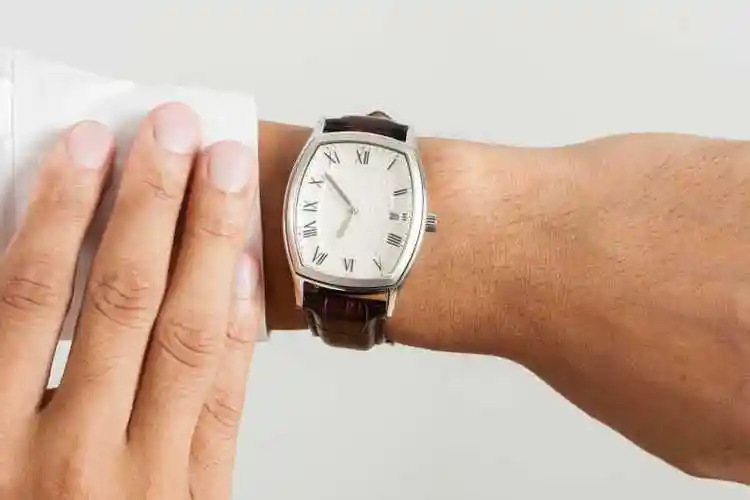 带着皮革手表穿衬衫的男人素材-高清图片-摄影照片-寻图免费打包下载