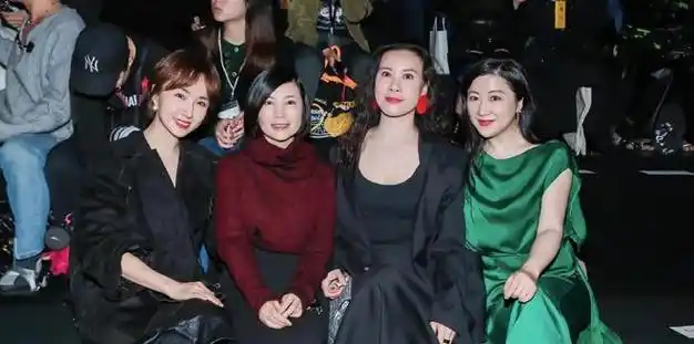 4位上海女主持人亮相时装周房海燕烫卷发气场大张颖依然高雅