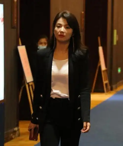 刘涛基础黑西服造型出镜,优雅大方气质绝佳,生图状态也耐打