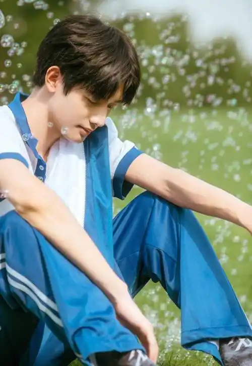 甘望星蓝白校服造型示范夏日减龄穿搭 变身帅气校草青春帅气无敌_写真