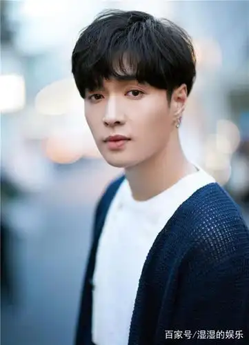 而且张艺兴的身材也保持的很好,脸型也非常完美,迷倒万千少女是手到擒