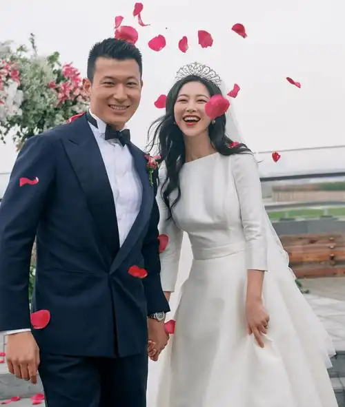 朱珠和晒出老公和女儿合照,老公对孩子充满慈爱,是高级时装店店_过程