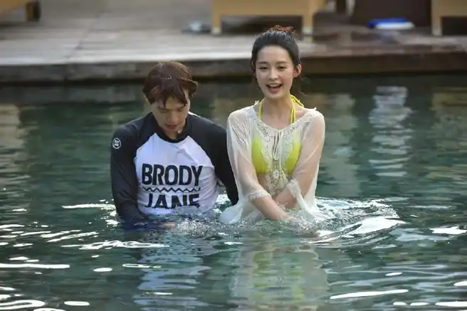 给魏大勋吹头发的是李沁