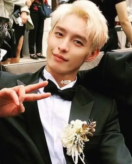 为你逆光而来伴郎团中西装革履的曹佑宁