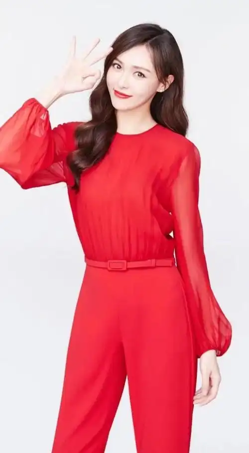 影视女星唐嫣个人写真集:甜美靓丽,时尚高贵!