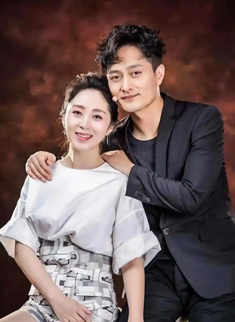 恩爱夫妻:云飞,郭津彤相识于《星光大道》,当年云飞获得《星光大道》