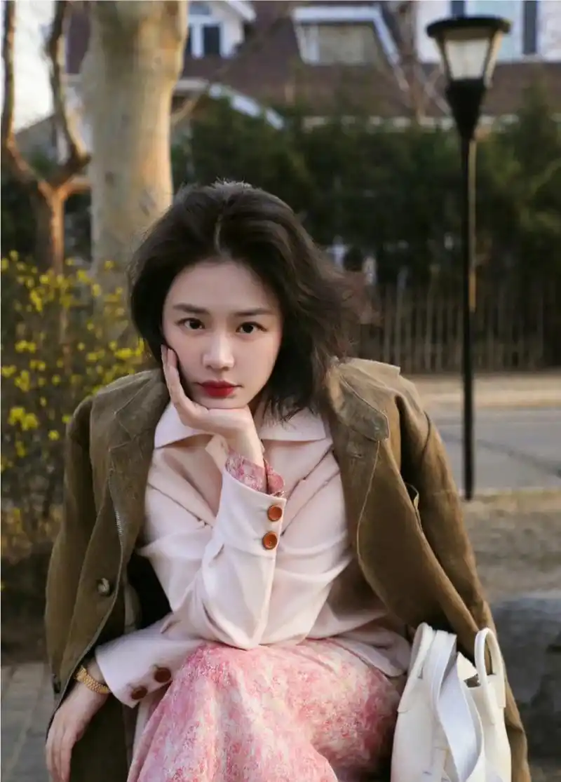 马思纯一下子也太美了,感觉回到了书模时期的颜值巅峰[嘻嘻][嘻嘻]