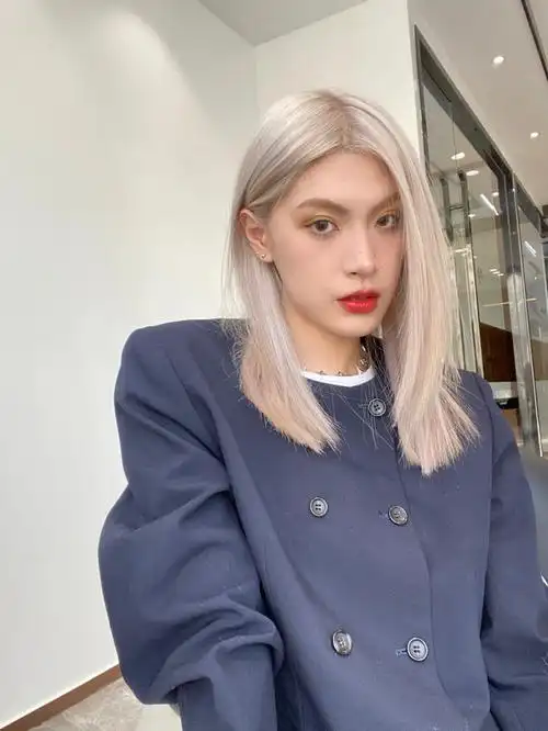 刚染的珍珠米白色头发