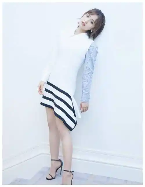 原创沈月自知腿短裙子只穿15厘米长配马丁靴没想到还是显腿短