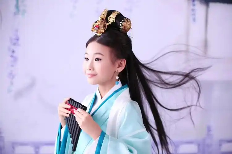 人气小童星何羿霏古装媲美范冰冰 被赞00后萌女神