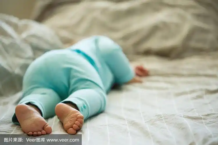 光着脚的小女孩睡在床上