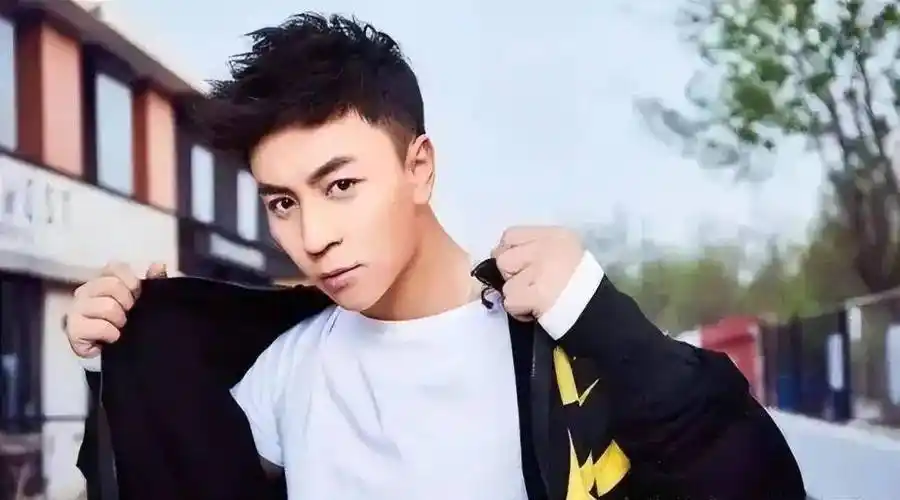 释小龙一家三口罕同框,娇妻身材前凸后翘太火辣,此前两人买豪宅!