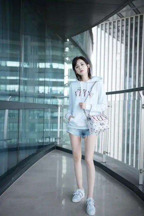 古力娜扎白色卫衣和牛仔短裤的经典叠搭大秀修长美腿