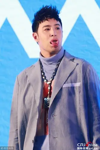 潘玮柏大汗淋漓热到吐舌狂擦汗 发福显脸圆嘟嘴卖萌