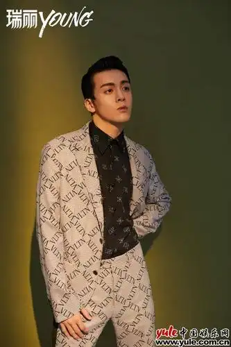 曾舜晞反转演绎成熟写真,多变风格发散别样魅力