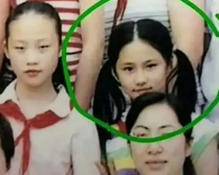 成果上小学合影曝光,扎着可爱的双马尾,网友:爱了爱了