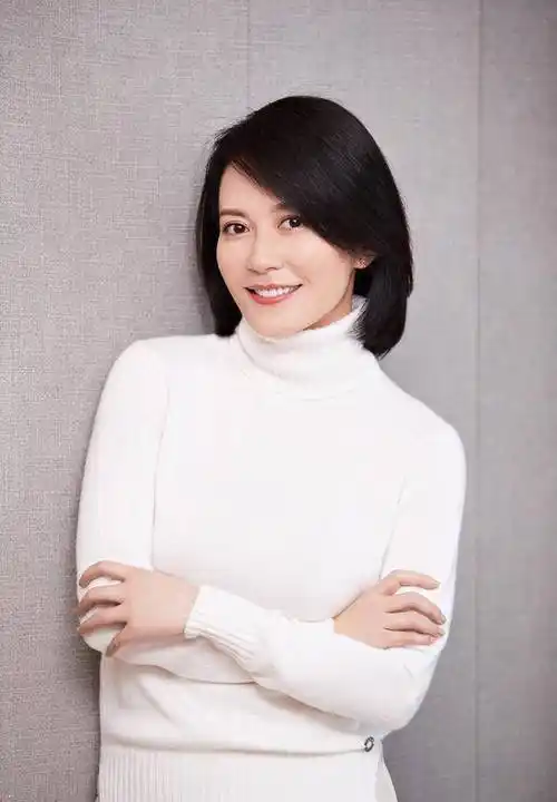 俞飞鸿黑色look套装连衣裙穿搭,显小20岁,时尚又减龄的穿搭技巧_气质