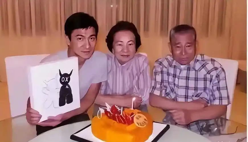 刘德华父亲去世,曾患膀胱癌,父子俩最后合影曝光_爸爸_父母_老人家