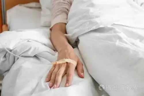 女性病人输液点滴在医院照片-正版商用图片0b8vmn-摄图新视界