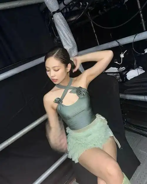jennie海外巡演舞台走光超短百褶裙难掩臀部曲线