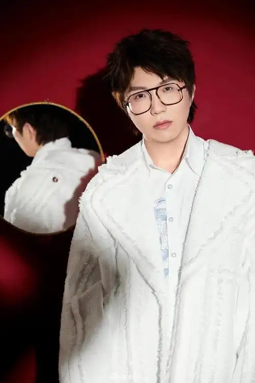 新浪娱乐讯 《创造营2020》毛不易白色小香风外套出镜,时尚帅气十足.