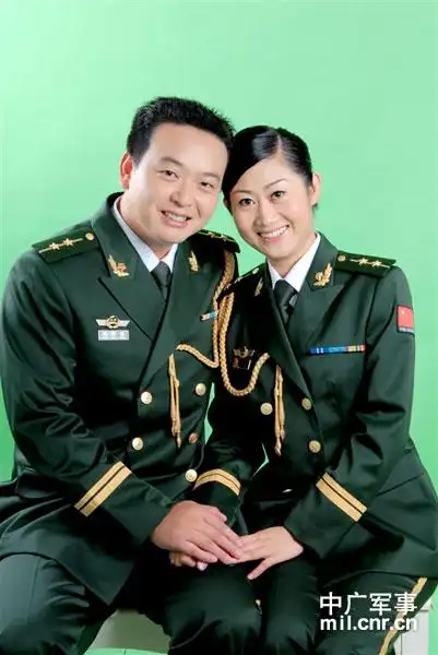 陈巧燕与丈夫王华东结婚时照片