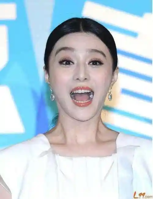 陈乔恩. 双手合十了,加上大笑,眼睛眯起来了.