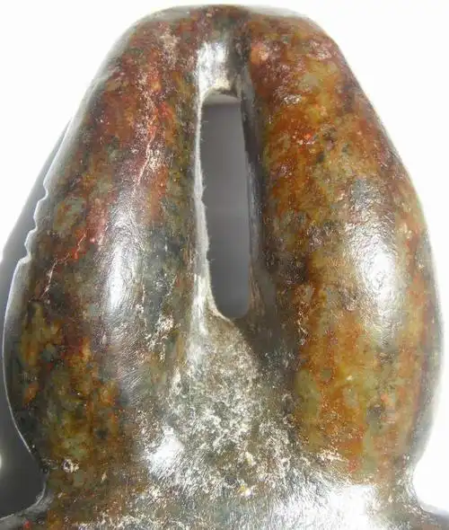 现存唯一红山文化玉器女太阳神;高26宽7.5厚10厘米,重2246克