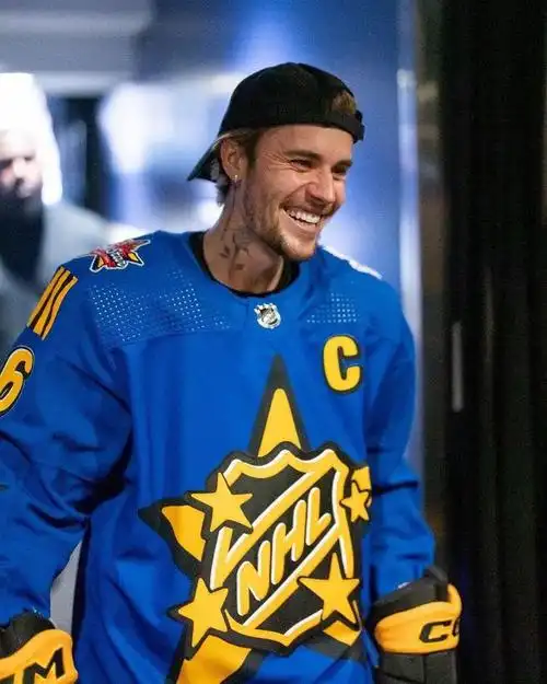 justinbieber回归舞台病好了精神抖擞