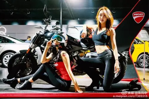 长沙车展 — 富士x70下的杜卡迪and车模