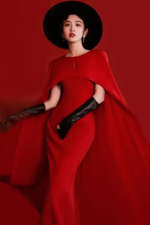 唐艺昕风华红礼裙新年大片#是摩登复古的甜美女郎糖糖,红色斗篷十分