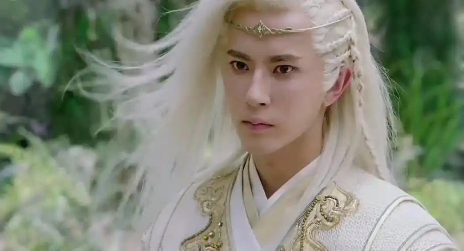 于朦胧 朦朦白发造型好绝呀!