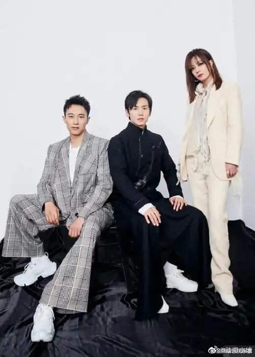 张哲瀚和赵薇,王智同框占c位?网友科普:三人是同一公司同事