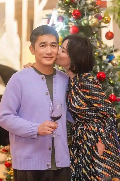 自己的老公黄贯中结婚12年,朱茵表示,两位好友也提到了自己的另一半.