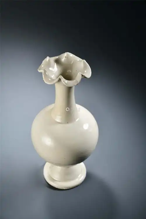 宋代 定窑花口瓶