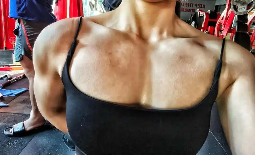 女孩子的胸肌练成这样算好的吗嘛060707