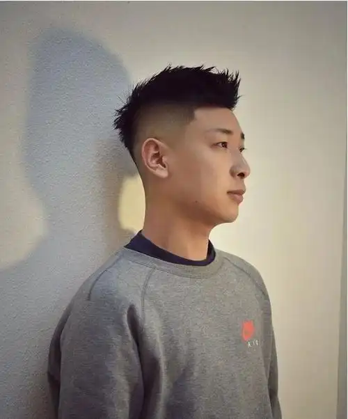 两侧铲短的男士飞机头,主要的造型体现在头顶区和刘海的位置,头顶区的