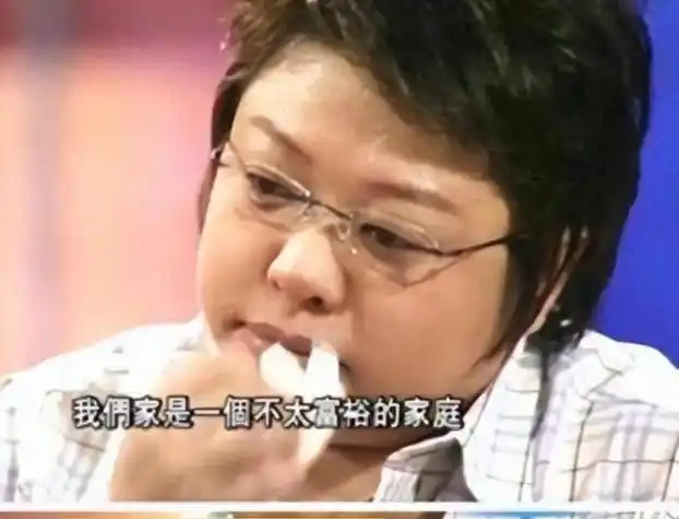 韩红瘦出轮廓美!减40斤穿牛仔装松松垮垮,扎丸子头女人味十足!