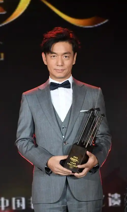 邢佳栋年度飞跃 获"美动华人公益盛典"双向认可