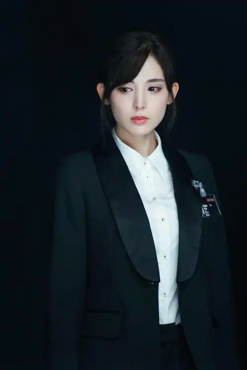 古力娜扎超话娜扎超话#娜扎风暴舞周子萱#工作中一丝不苟雷厉风行