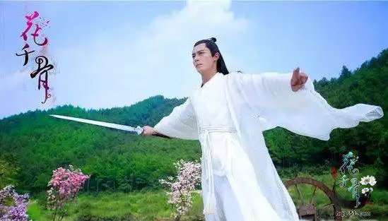 花千骨中有五把神剑其中一把是杀阡陌的绯夜剑