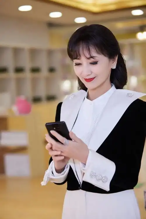 69岁赵雅芝变身民族风婀娜美人 身姿轻盈美出神——上海热线娱乐频道