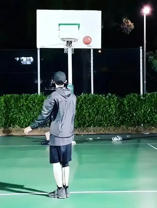 关于昨天晚上陪喜欢的男孩打球这件事 #朴灿烈照片