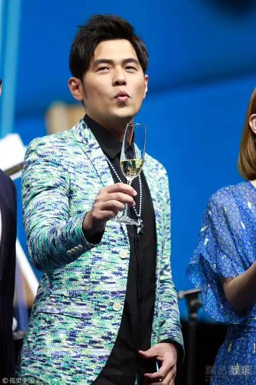 周杰伦穿西装扮潮现场即兴弹唱大秀琴技