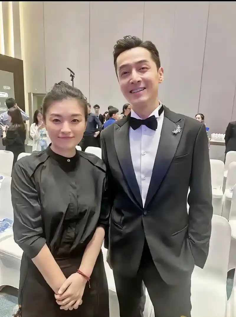 有网友说,胡歌老婆虽然不是那种让人惊艳的美女,但看着就觉得很舒服