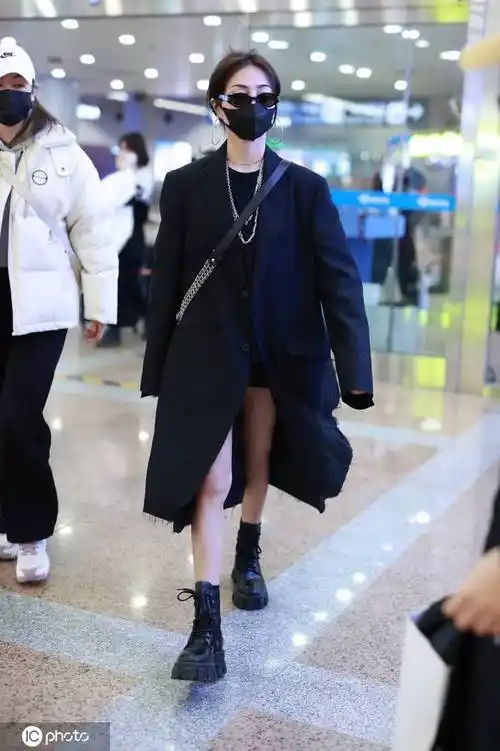 谢可寅现身北京机场allblack造型酷帅十足