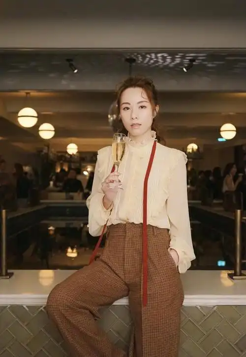 香港女星邓丽欣穿风衣好飒,棕色高跟鞋气质满满,秀港风穿搭