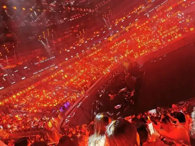 每到华晨宇登场,必是红海一片.